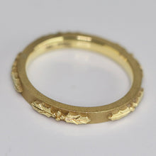Load image into Gallery viewer, Estate David Klass 18k yellow gold holly band