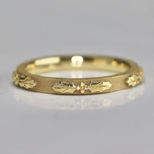 Load image into Gallery viewer, Estate David Klass 18k yellow gold holly band