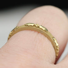 Load image into Gallery viewer, Estate David Klass 18k yellow gold holly band
