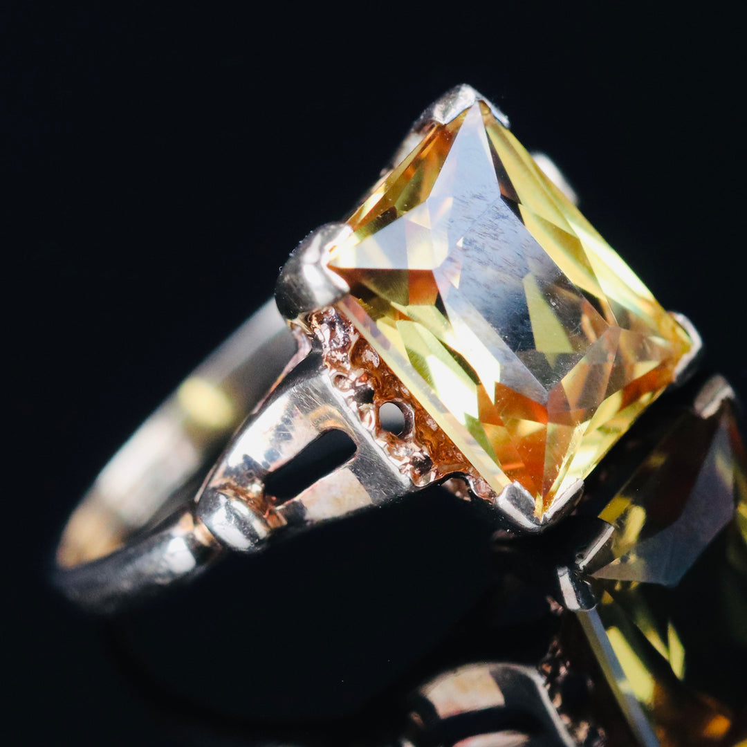 Vintage Synthetic yellow sapphire ring in yellow gold