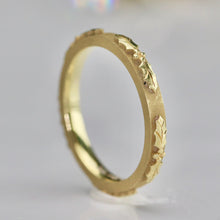 Load image into Gallery viewer, Estate David Klass 18k yellow gold holly band