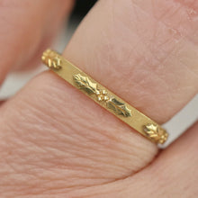Load image into Gallery viewer, Estate David Klass 18k yellow gold holly band