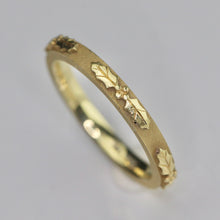 Load image into Gallery viewer, Estate David Klass 18k yellow gold holly band