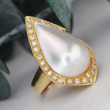 Load image into Gallery viewer, Estate Vintage mabé pearl and diamond ring in 18k yellow gold