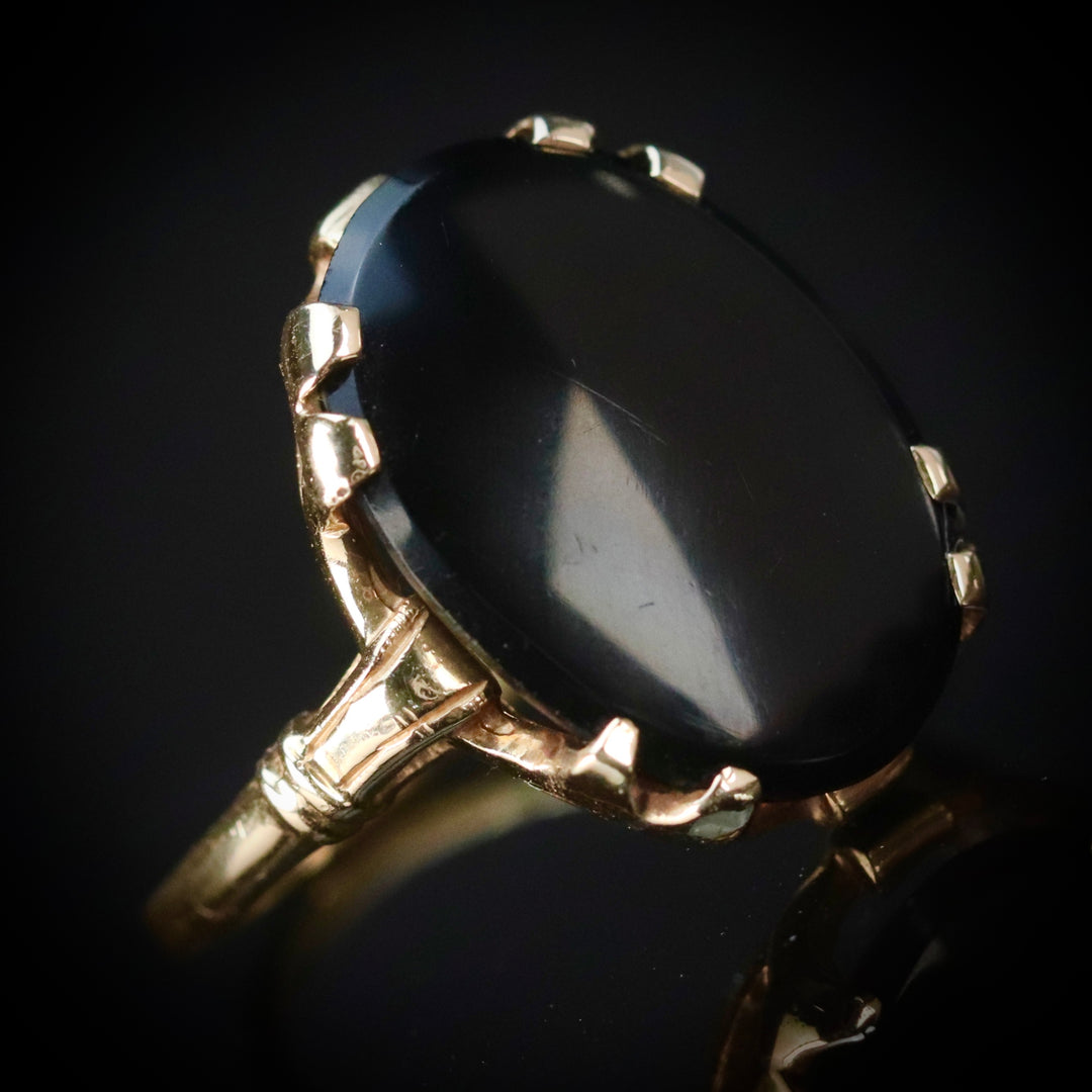 Vintage oval onyx ring in 14k yellow gold