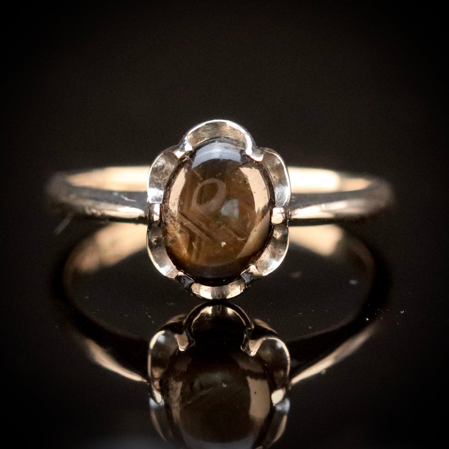 Vintage ring in white gold with black star sapphire from Manor Jewels.
