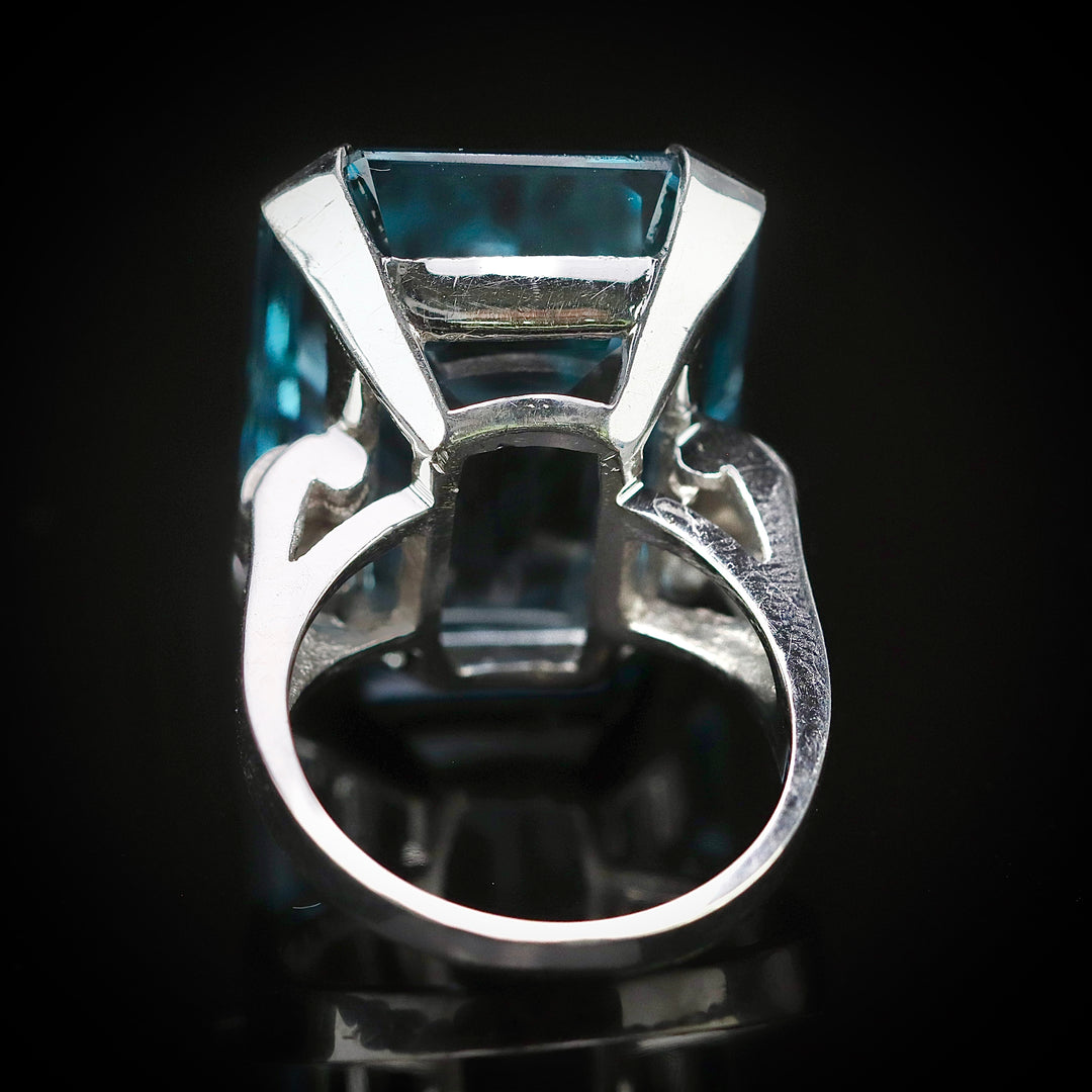 Huge 44ct Synthetic blue spinel ring in heavy 14k white gold