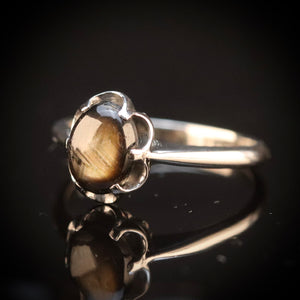 Vintage ring in white gold with black star sapphire from Manor Jewels.