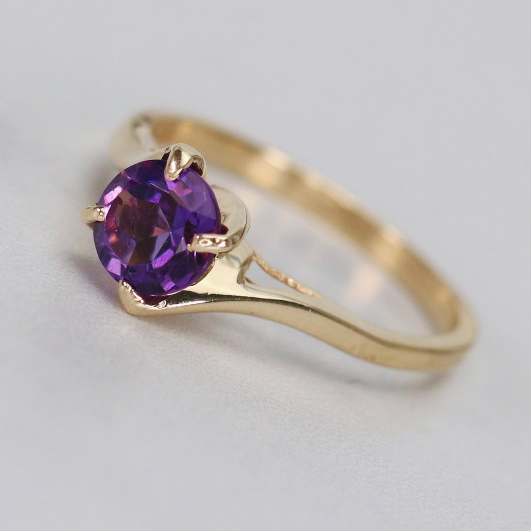 Amethyst solitaire ring in yellow gold