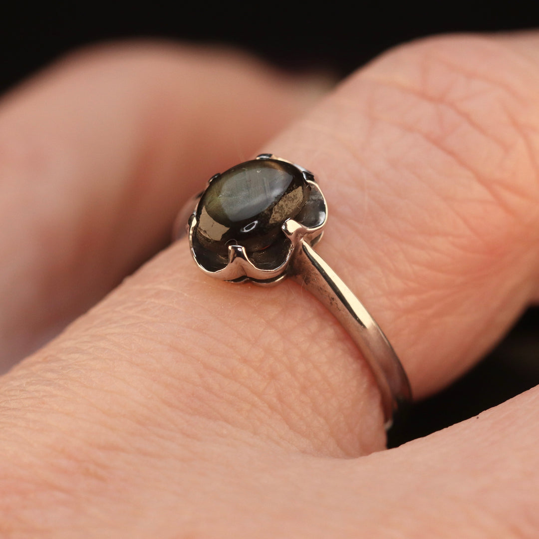 Vintage ring in white gold with black star sapphire from Manor Jewels.