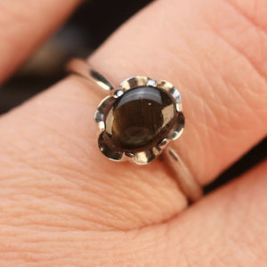 Vintage ring in white gold with black star sapphire from Manor Jewels.