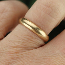 Load image into Gallery viewer, Preloved estate Jabel 4mm band in 14k yellow gold