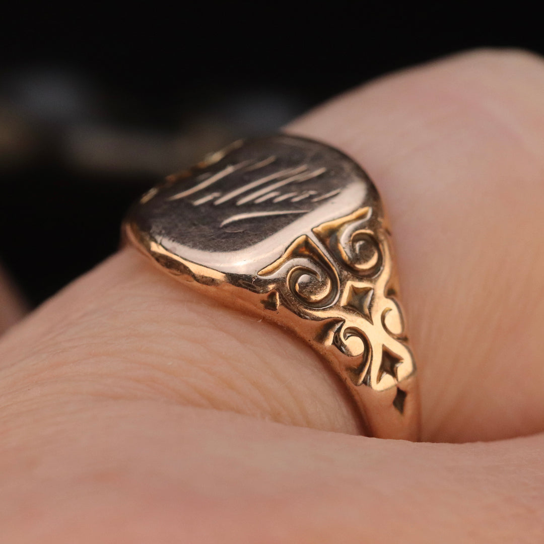 Vintage signet ring in rose gold from Manor Jewels