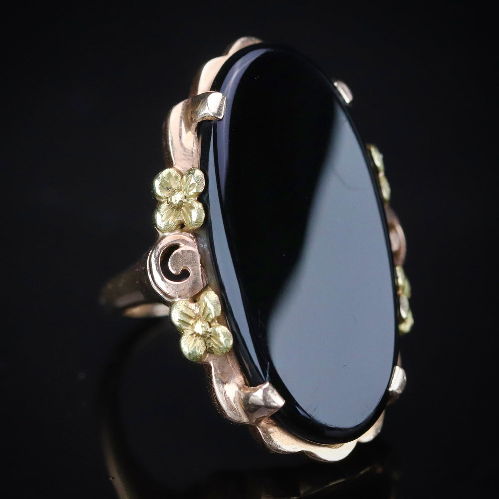 Vintage onyx ring in yellow gold from Manor Jewels.