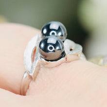 Load image into Gallery viewer, Vintage ring with hematite in white gold