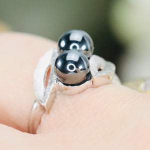Vintage ring with hematite in white gold