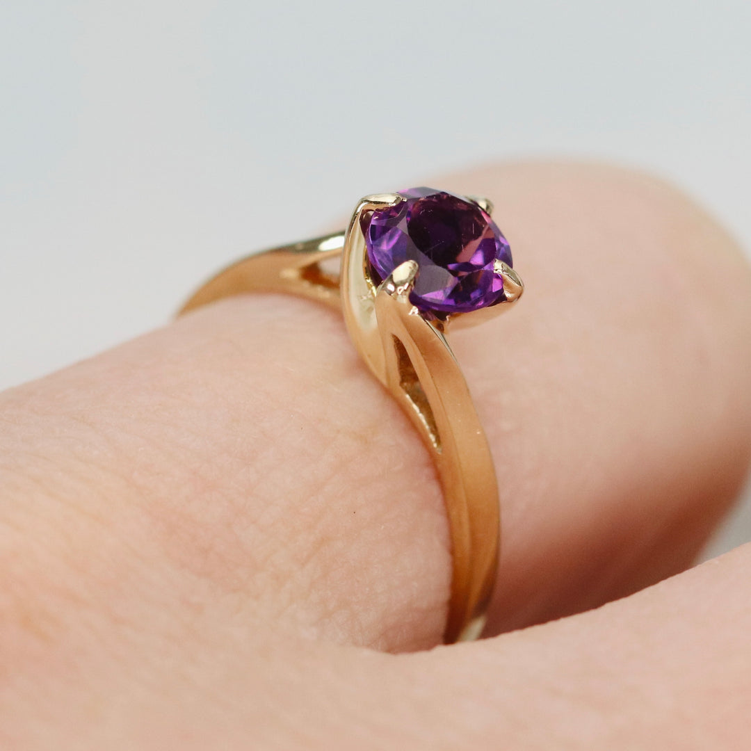 Amethyst solitaire ring in yellow gold