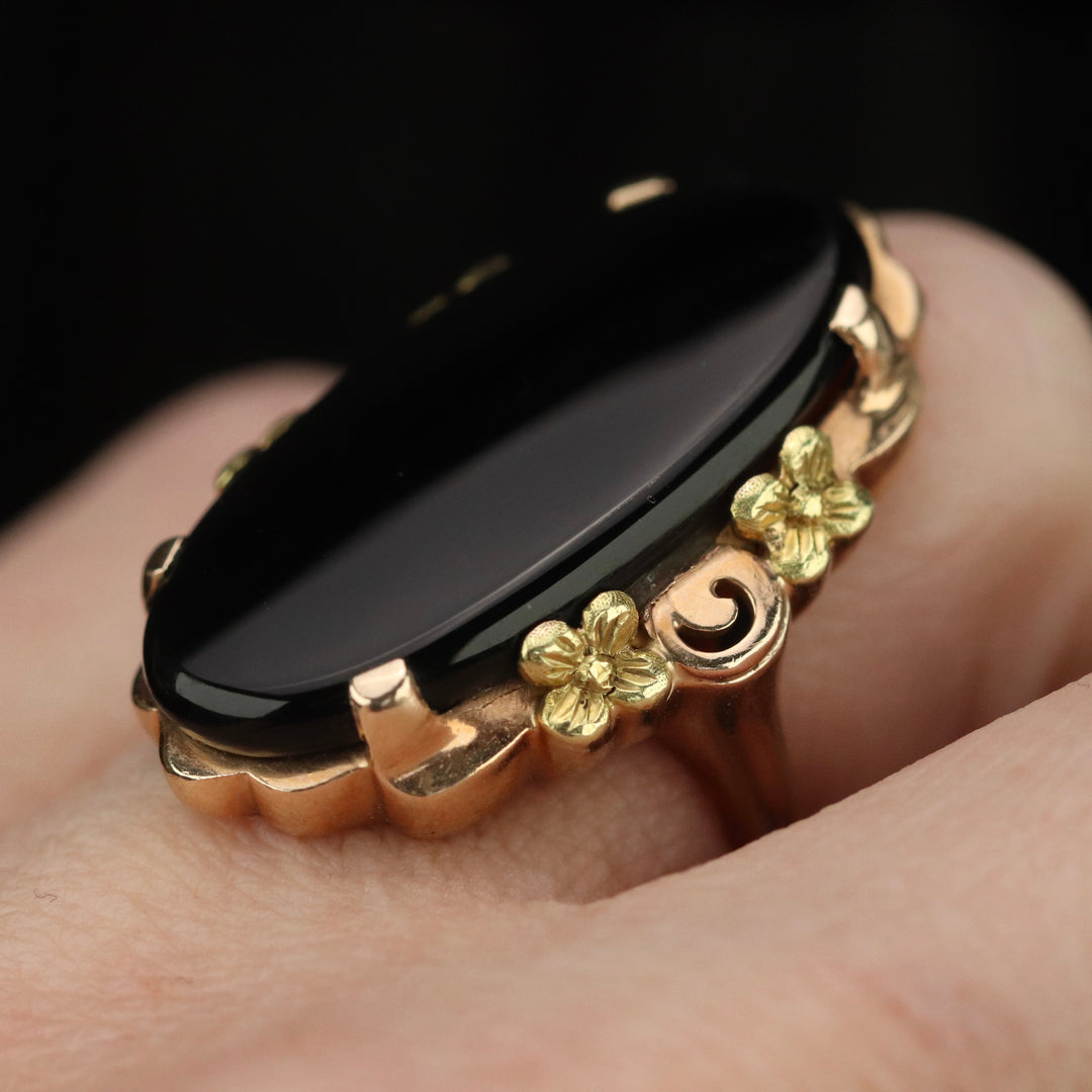 Vintage onyx ring in yellow gold from Manor Jewels.