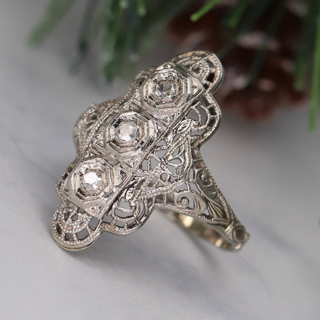 Vintage ring in white gold with diamonds