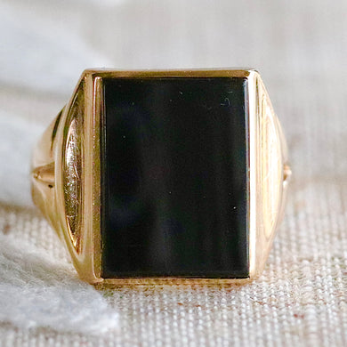 Vintage rectangular Onyx ring in yellow gold