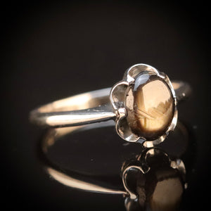 Vintage ring in white gold with black star sapphire from Manor Jewels.