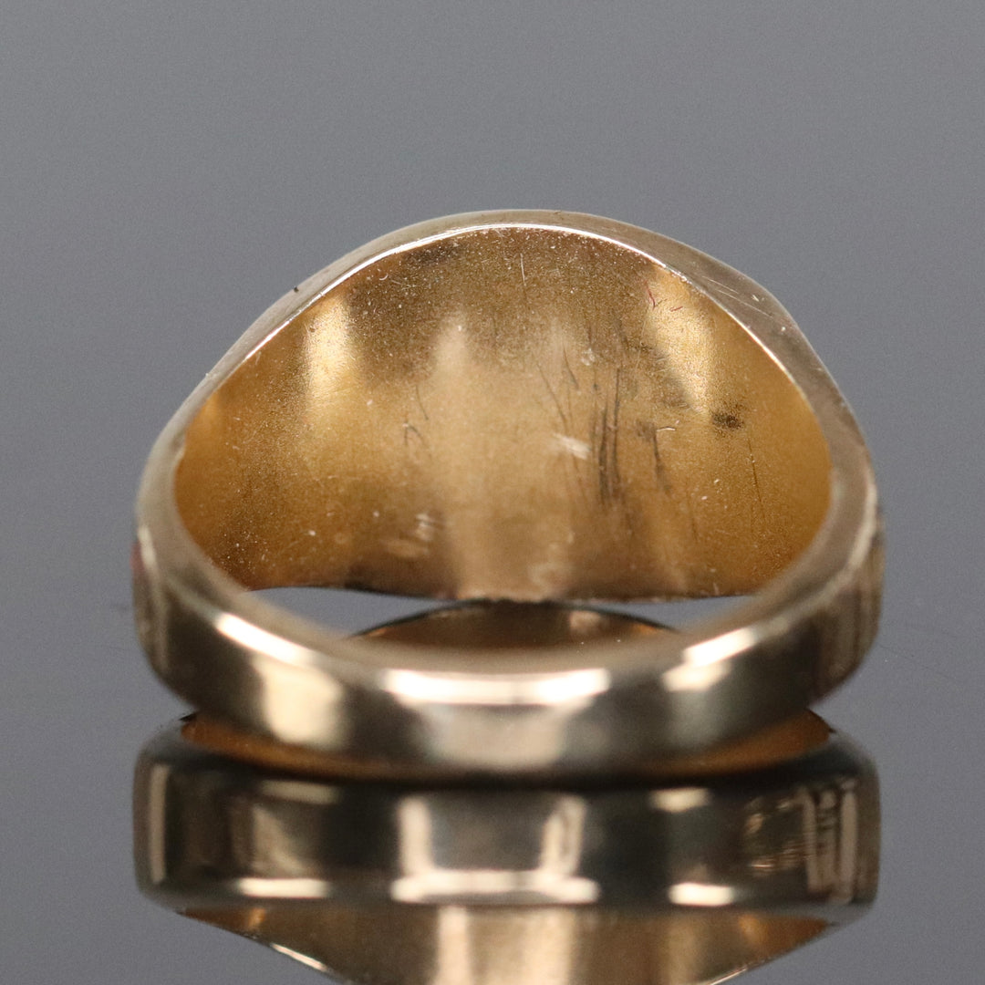 Vintage signet ring in yellow gold from Manor Jewels
