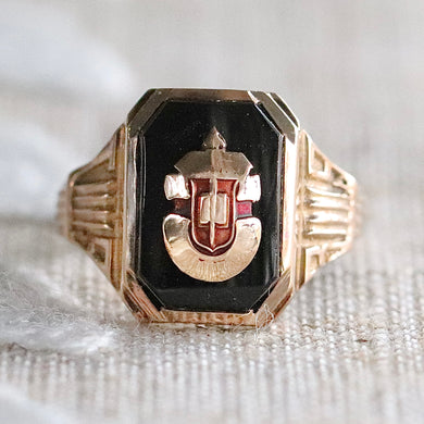 Vintage Onyx ring with shield in yellow gold
