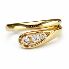 Load image into Gallery viewer, Estate vintage Diamond pinky ring in 14k yellow gold