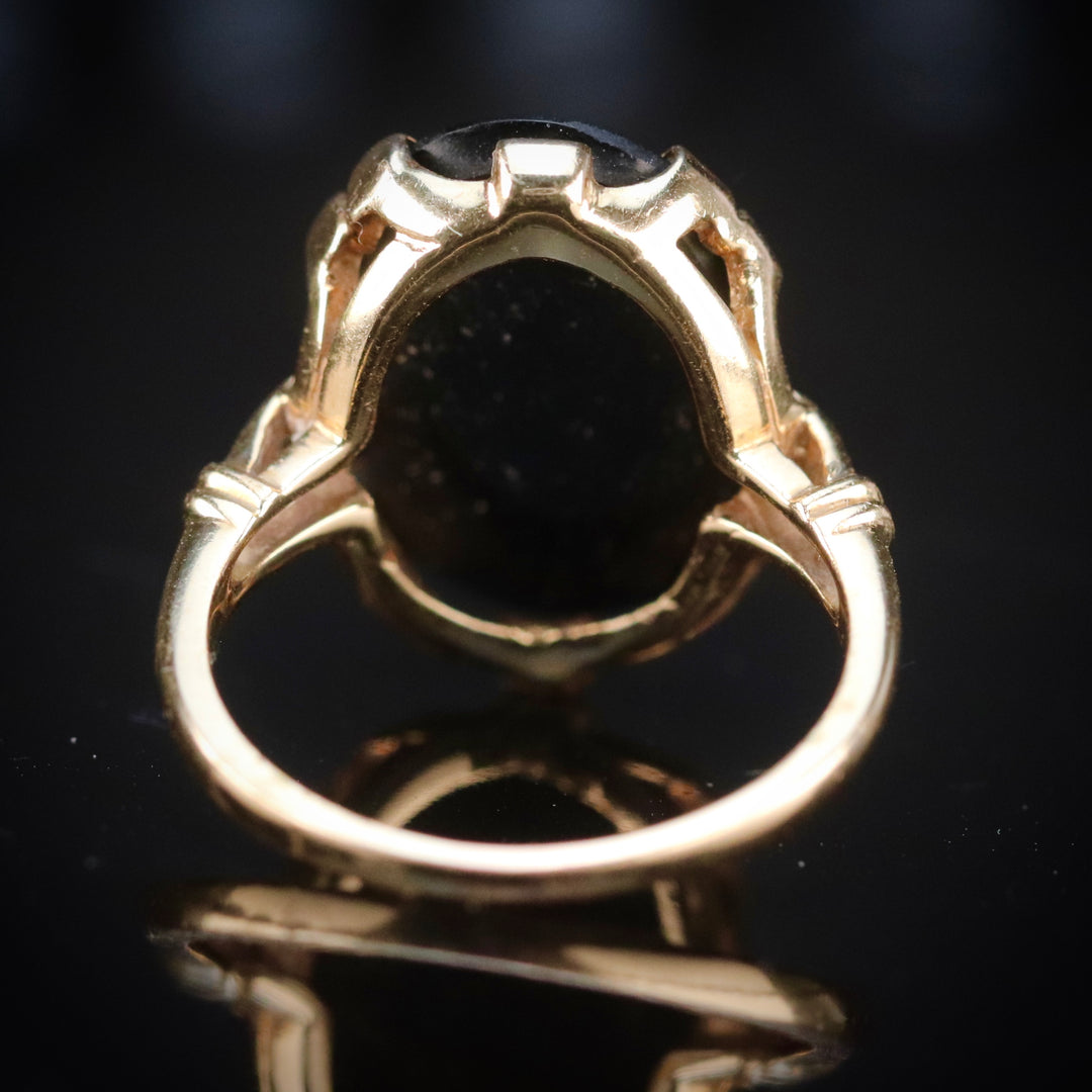 Vintage oval onyx ring in 14k yellow gold
