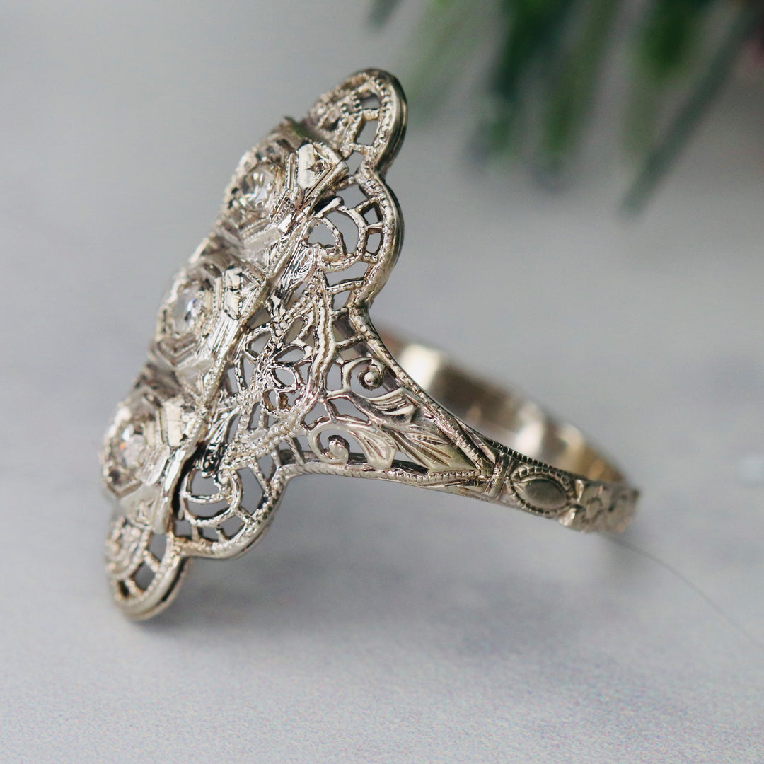 Vintage ring in white gold with diamonds