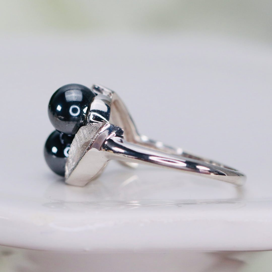 Vintage ring with hematite in white gold