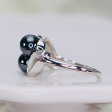 Load image into Gallery viewer, Vintage ring with hematite in white gold