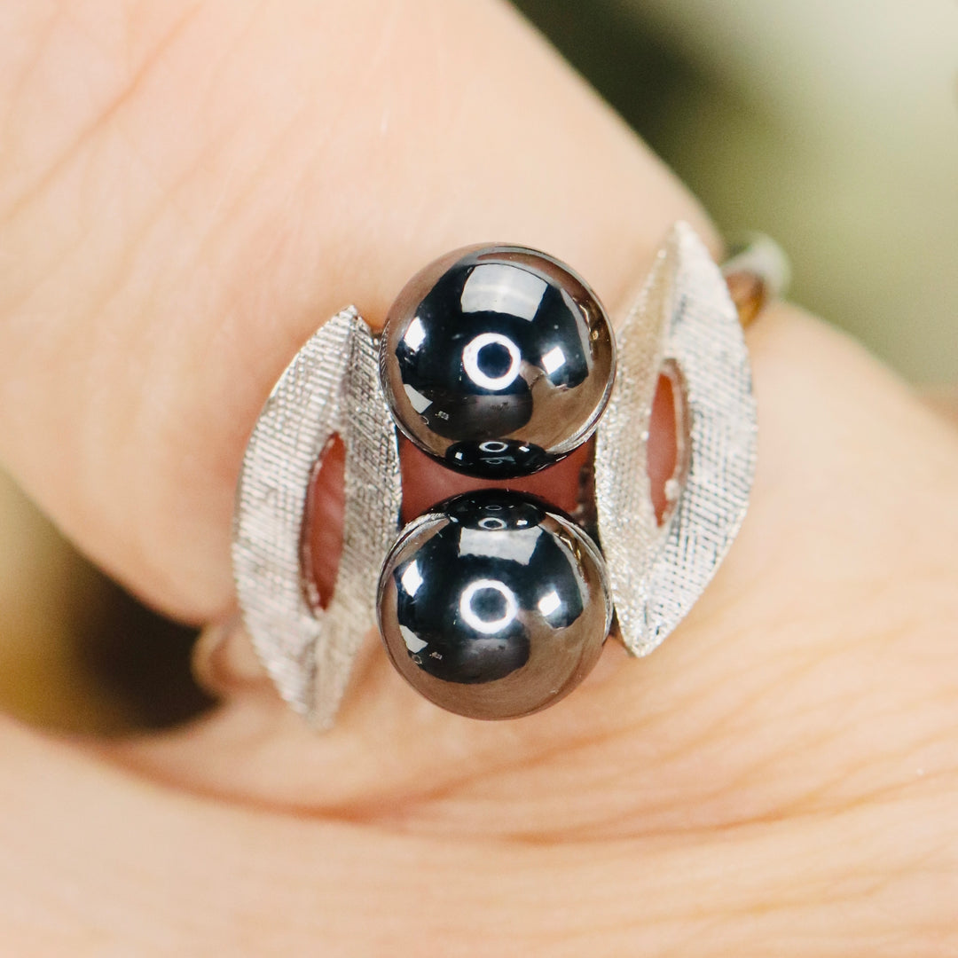 Vintage ring with hematite in white gold