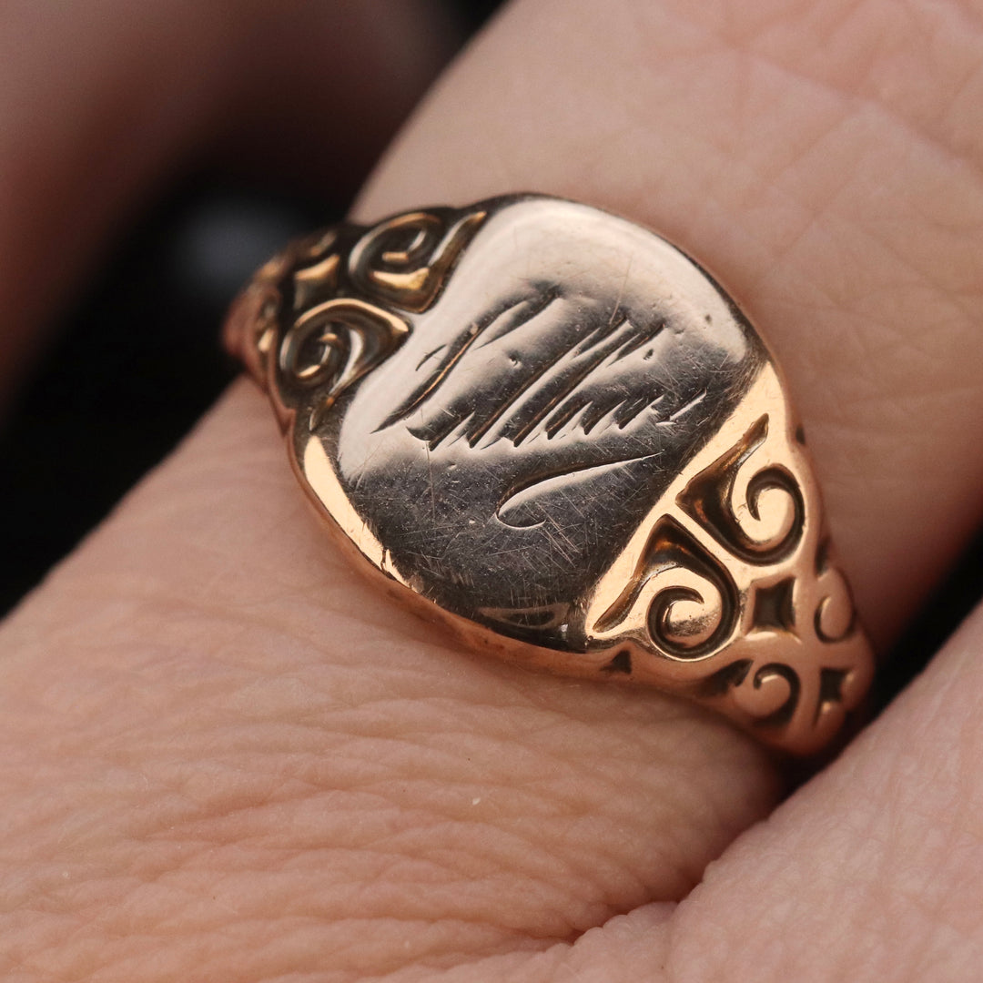Vintage signet ring in rose gold from Manor Jewels