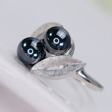 Load image into Gallery viewer, Vintage ring with hematite in white gold