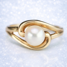 Load image into Gallery viewer, Estate Vintage pearl ring in yellow gold