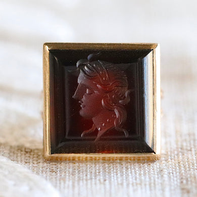 Vintage carnelian intaglio in yellow gold - onyx family
