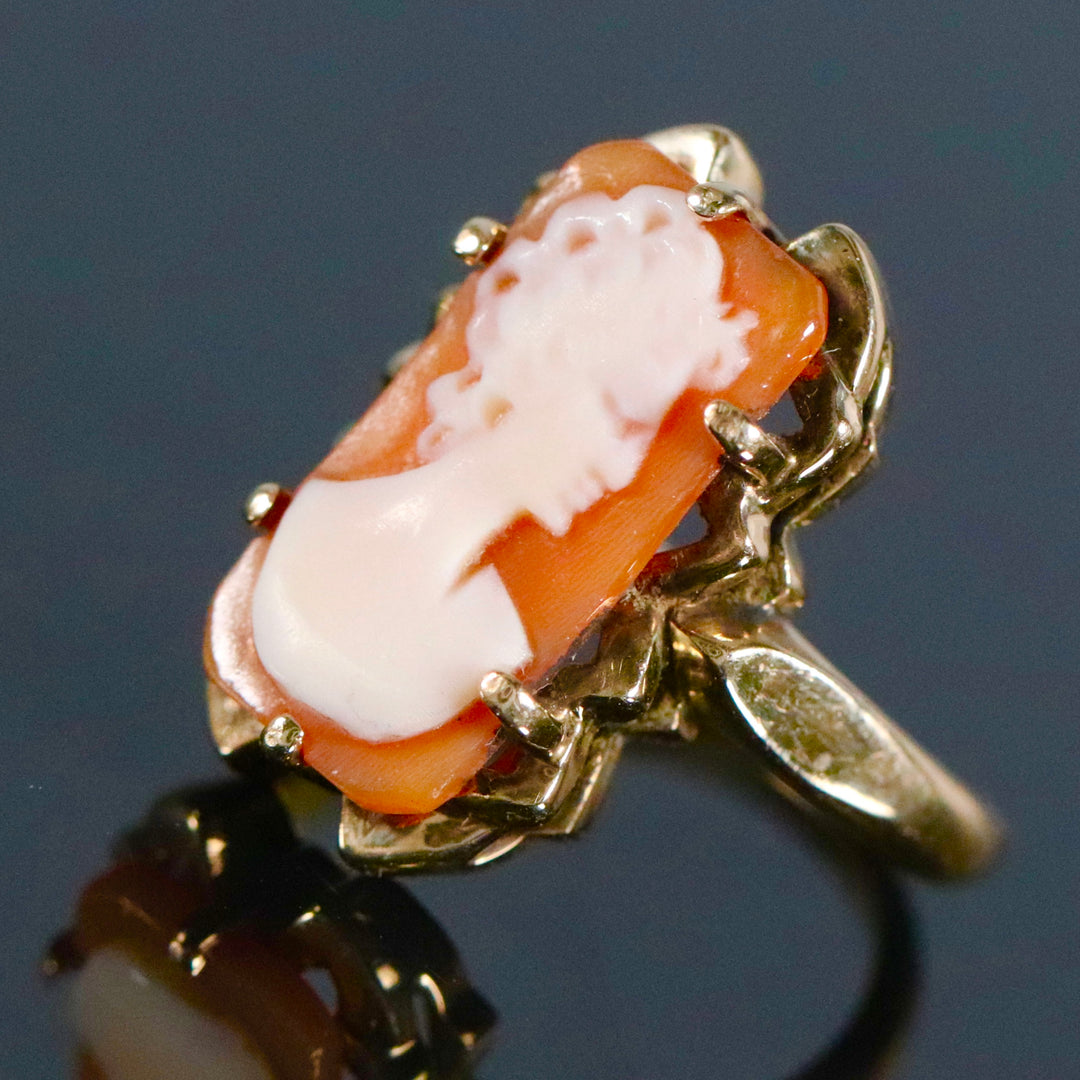 Vintage ring with cameo in yellow gold from Manor Jewels
