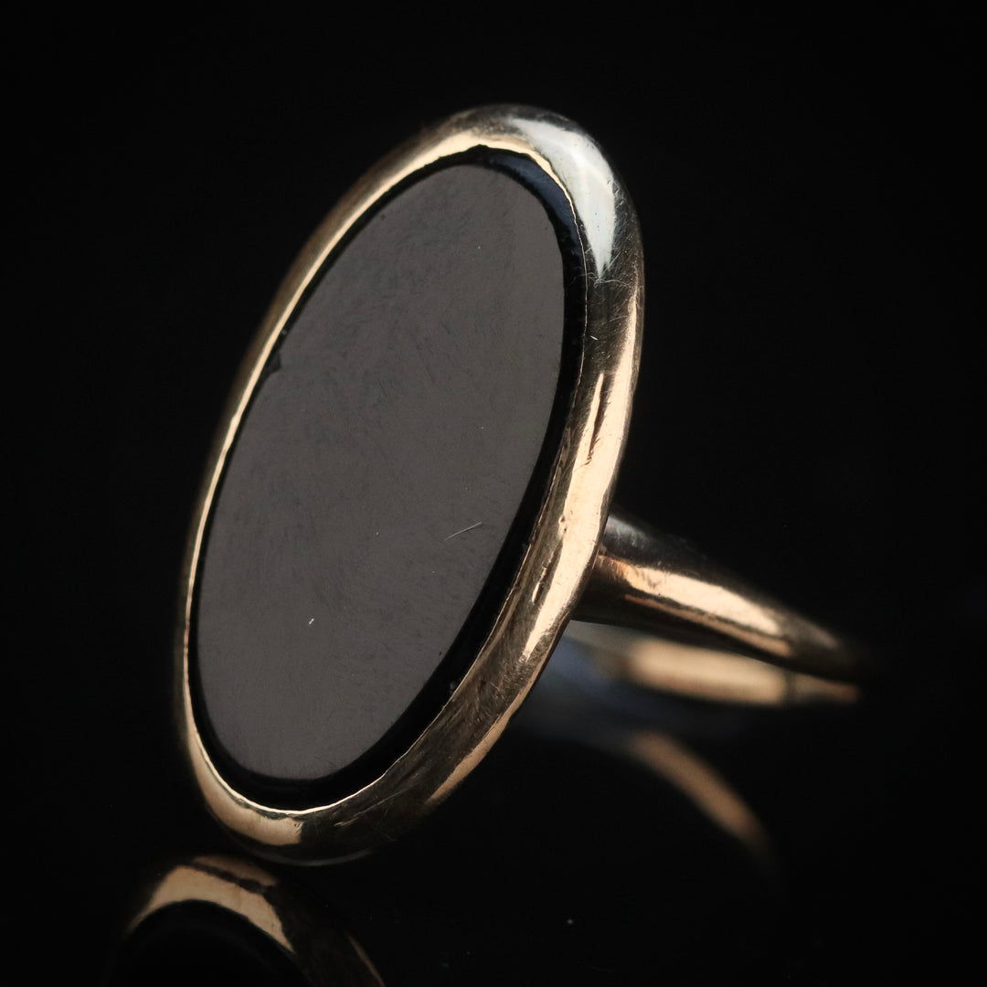 Vintage onyx ring in yellow gold from Manor Jewels