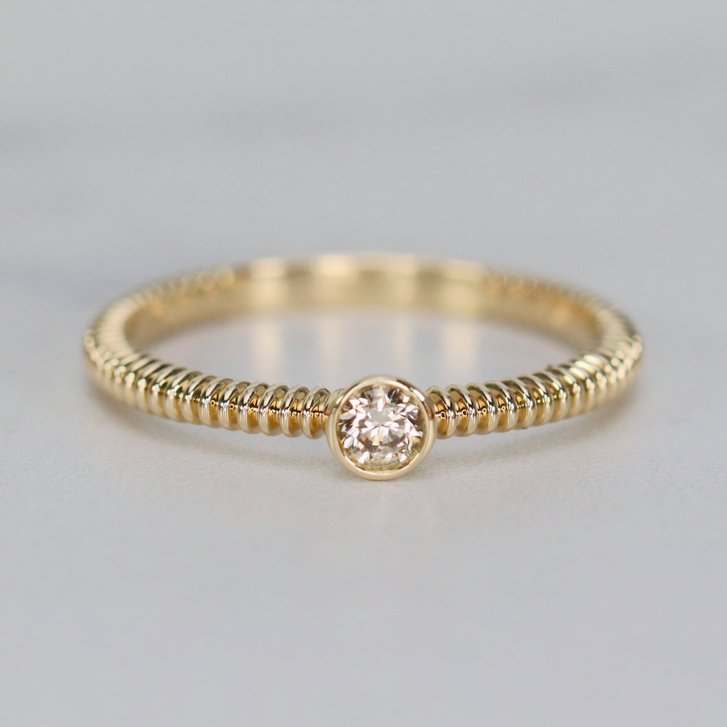 Diamond solitaire in 14k yellow gold