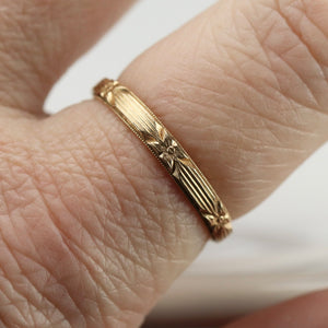 14k yellow gold patterned band in impeccable condition