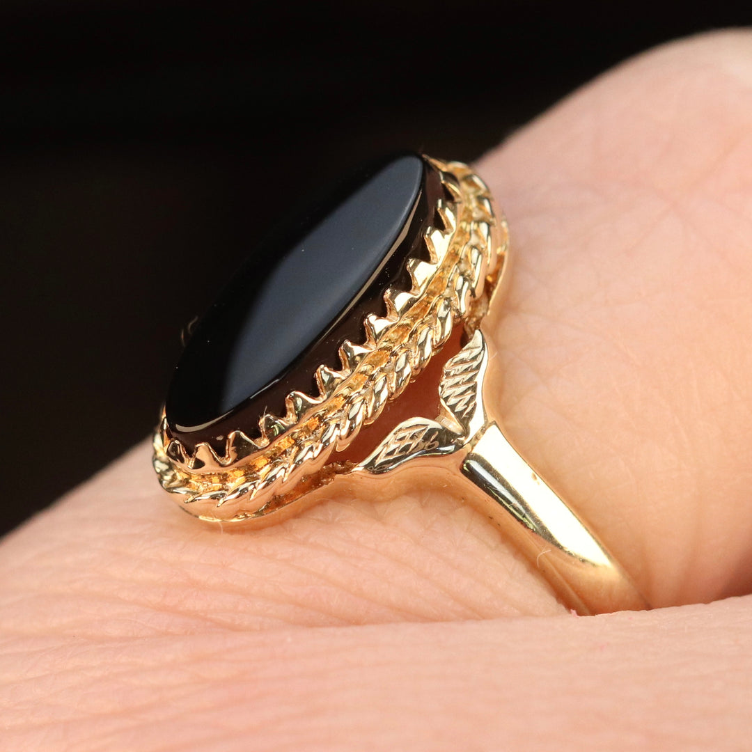 Classic oval onyx vintage ring in yellow gold
