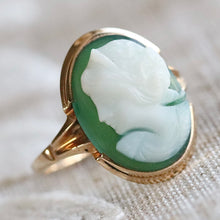 Load image into Gallery viewer, Vintage green and white hardstone cameo ring in yellow gold