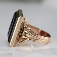 Load image into Gallery viewer, Vintage carnelian intaglio in yellow gold - onyx family