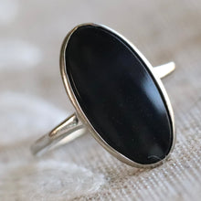 Load image into Gallery viewer, Classic oval onyx vintage ring in white gold