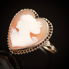 Load image into Gallery viewer, Vintage Huge heart shaped cameo ring in yellow gold - onyx sale