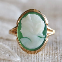 Load image into Gallery viewer, Vintage green and white hardstone cameo ring in yellow gold