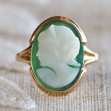 Vintage green and white hardstone cameo ring in yellow gold