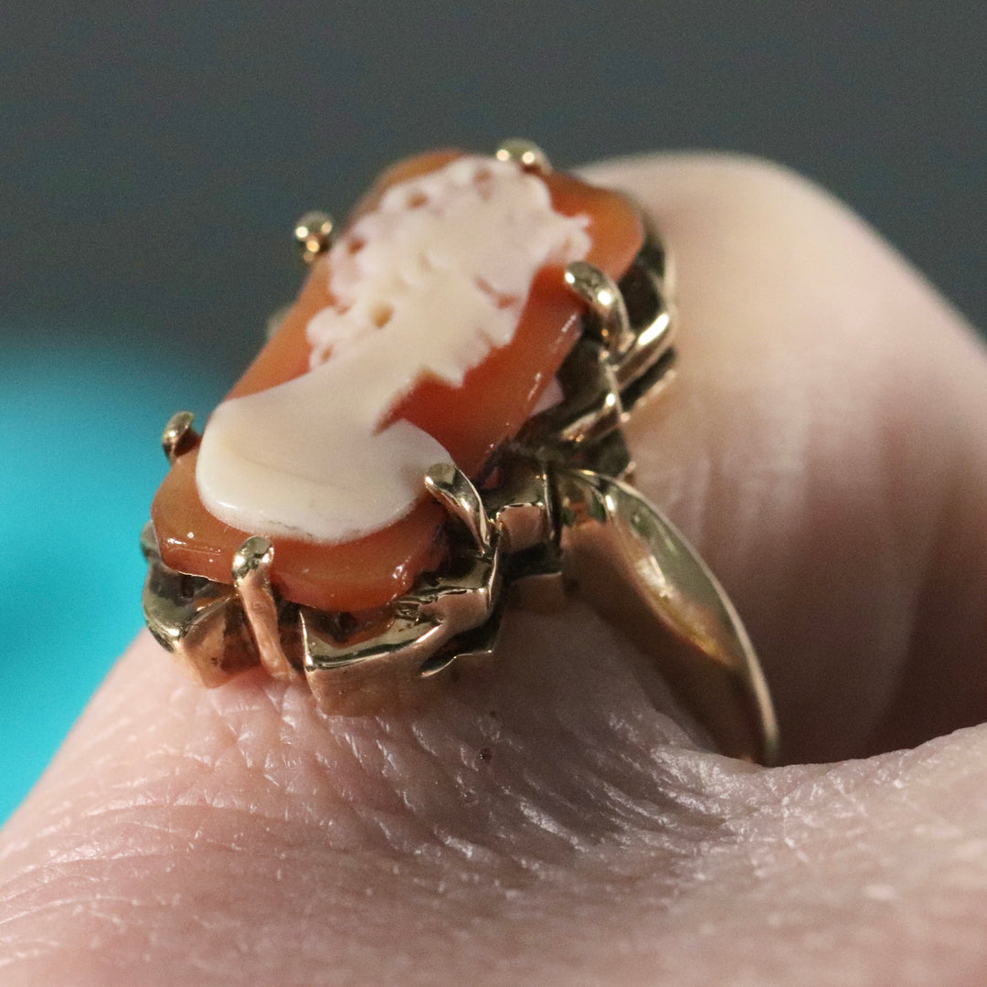 Vintage ring with cameo in yellow gold from Manor Jewels