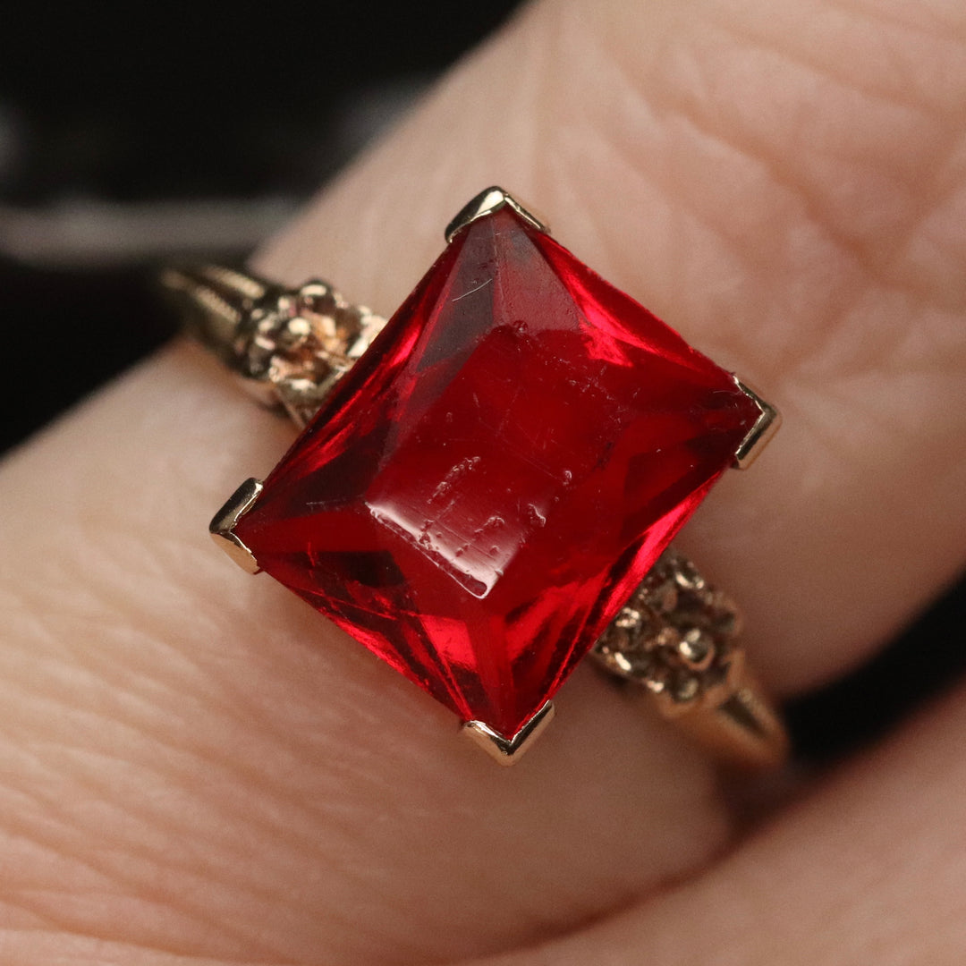 Vintage red paste ring in yellow gold from Manor Jewels